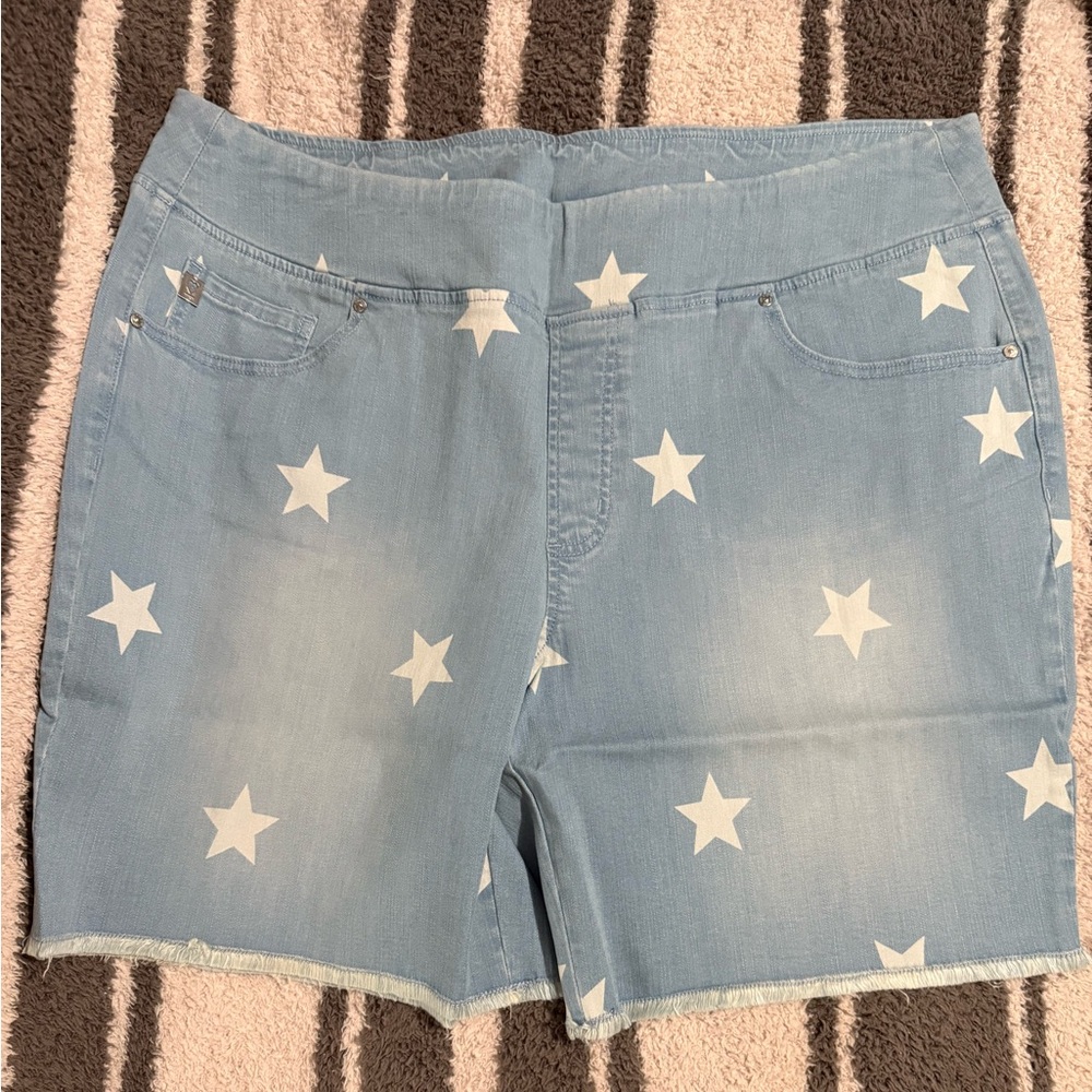 NWOT Belle by Kim Gravel TripleLuxe Star
Print Pull-On Shorts
SIZE:22W
